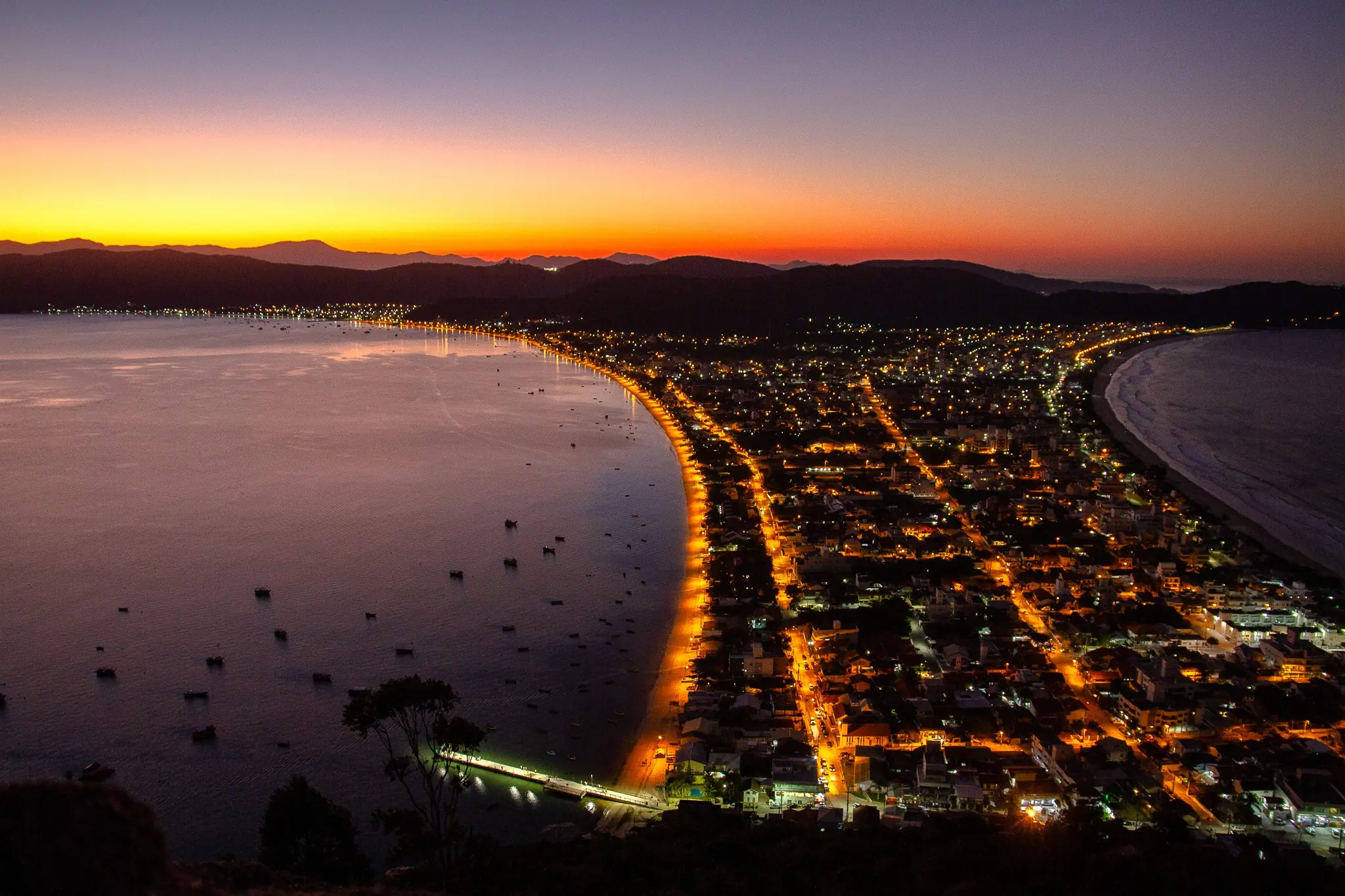 Canto Grande à noite, visto do Morro do Macaco